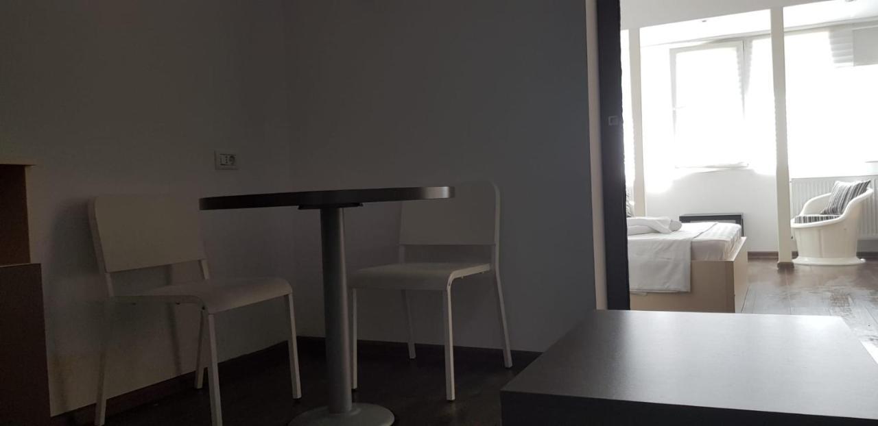Grand Central Accommodation - Beldiman Bukares Bagian luar foto