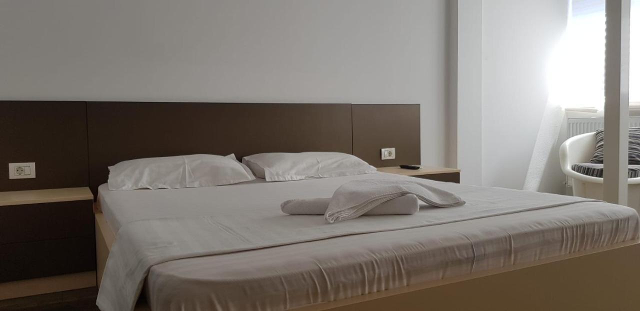Grand Central Accommodation - Beldiman Bukares Bagian luar foto