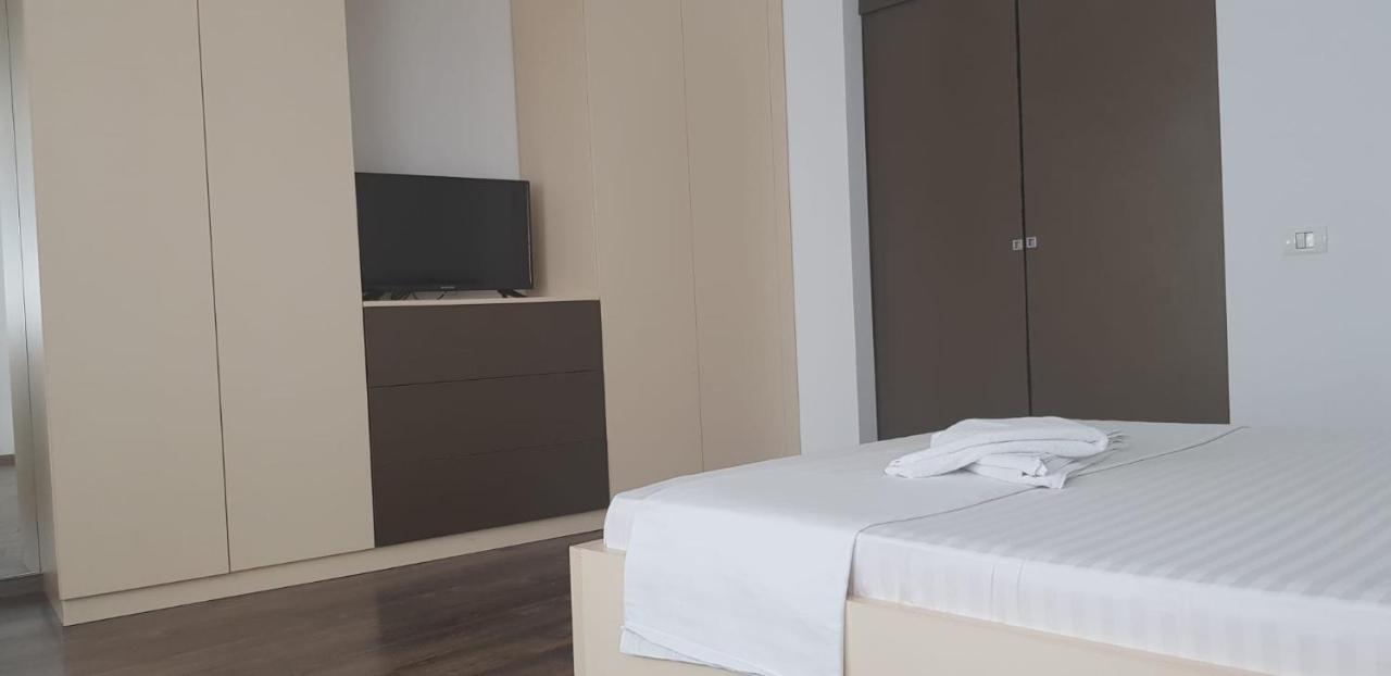 Grand Central Accommodation - Beldiman Bukares Bagian luar foto