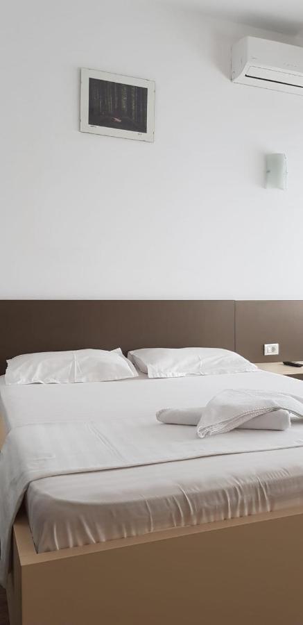 Grand Central Accommodation - Beldiman Bukares Bagian luar foto