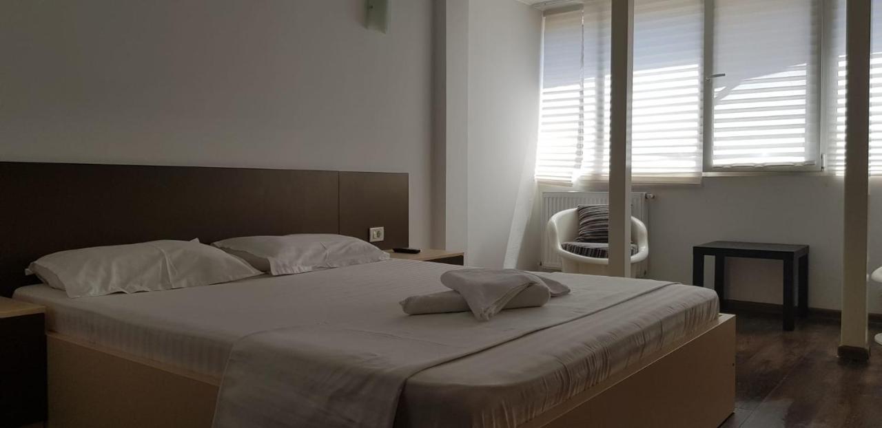 Grand Central Accommodation - Beldiman Bukares Bagian luar foto