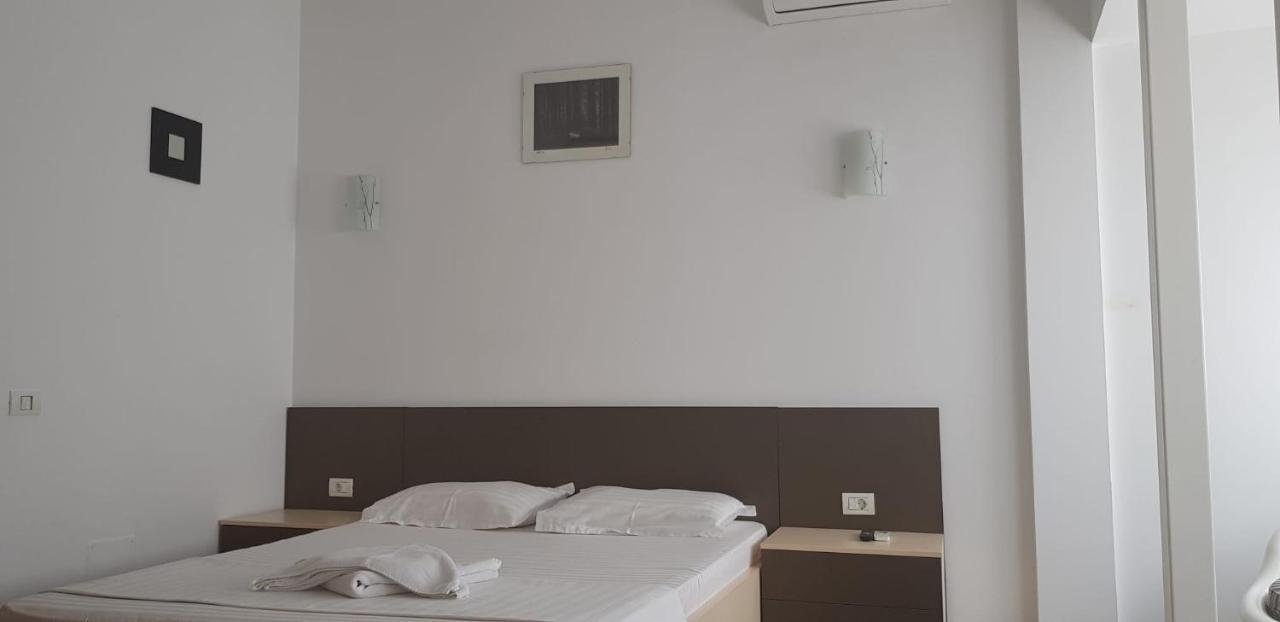 Grand Central Accommodation - Beldiman Bukares Bagian luar foto