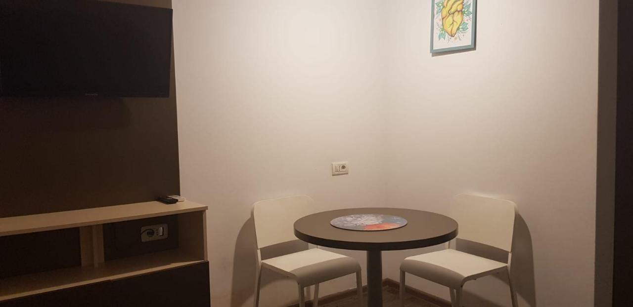 Grand Central Accommodation - Beldiman Bukares Bagian luar foto