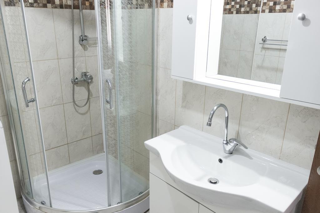 Grand Central Accommodation - Beldiman Bukares Bagian luar foto