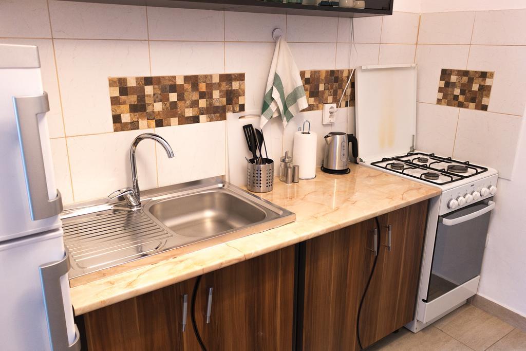 Grand Central Accommodation - Beldiman Bukares Bagian luar foto