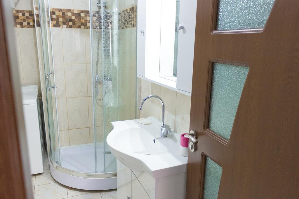 Grand Central Accommodation - Beldiman Bukares Bagian luar foto