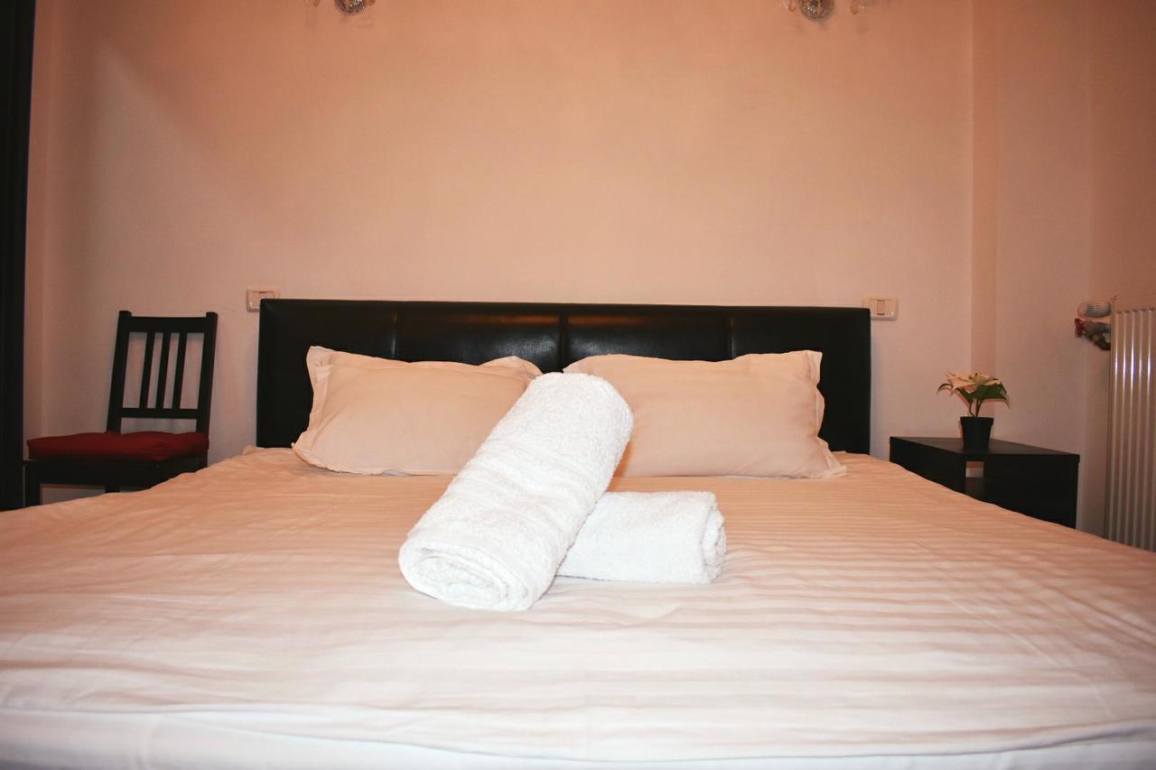 Grand Central Accommodation - Beldiman Bukares Bagian luar foto