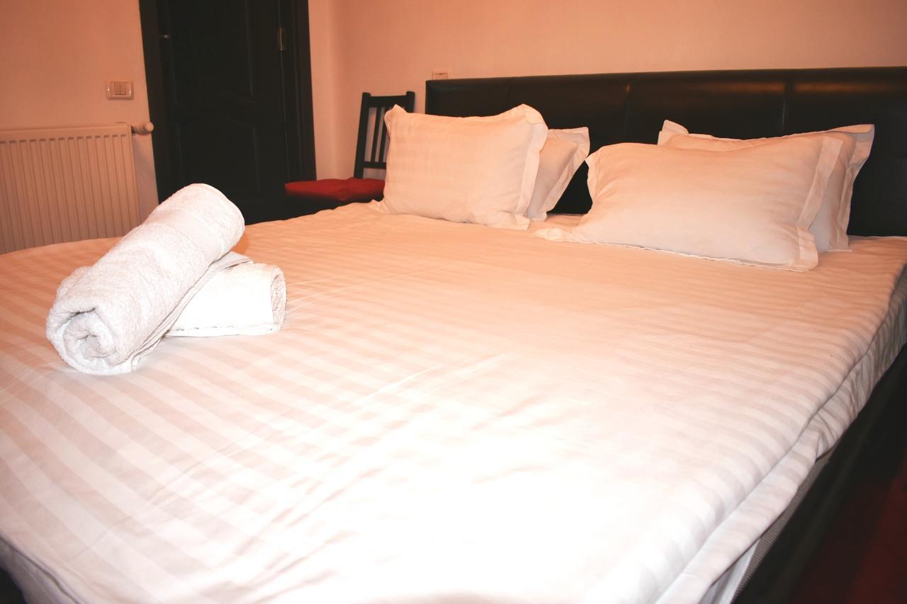 Grand Central Accommodation - Beldiman Bukares Bagian luar foto