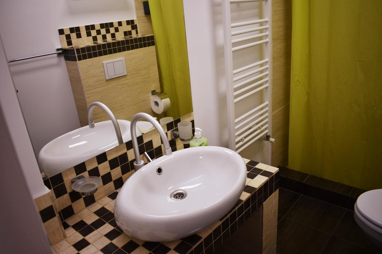 Grand Central Accommodation - Beldiman Bukares Bagian luar foto