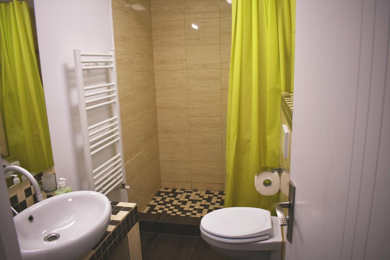 Grand Central Accommodation - Beldiman Bukares Bagian luar foto